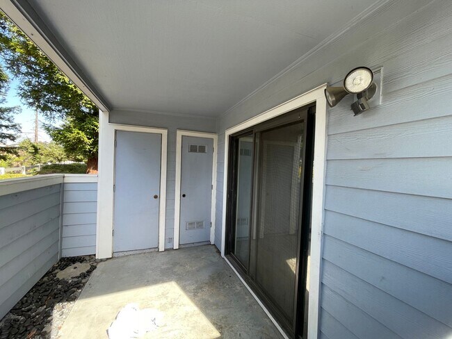 Building Photo - Wonderful 3 Bedroom with 2 Bath Downstairs Unit.