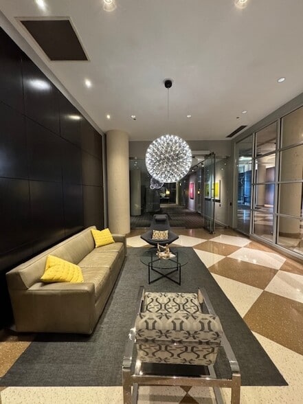 Building Photo - 900 N Kingsbury St