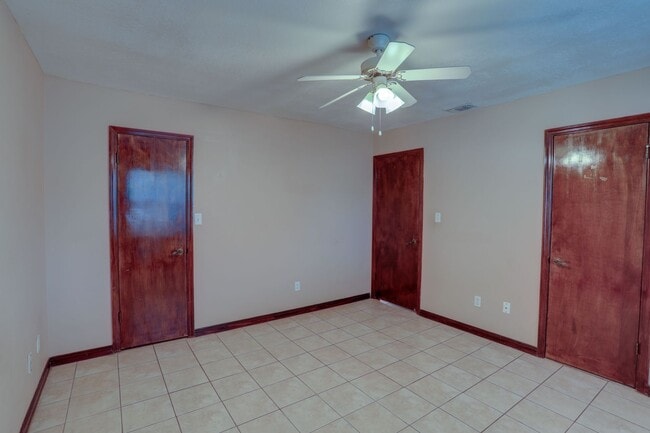 Building Photo - 492 Tamarack St