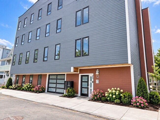 Building Photo - 64 Tolman St