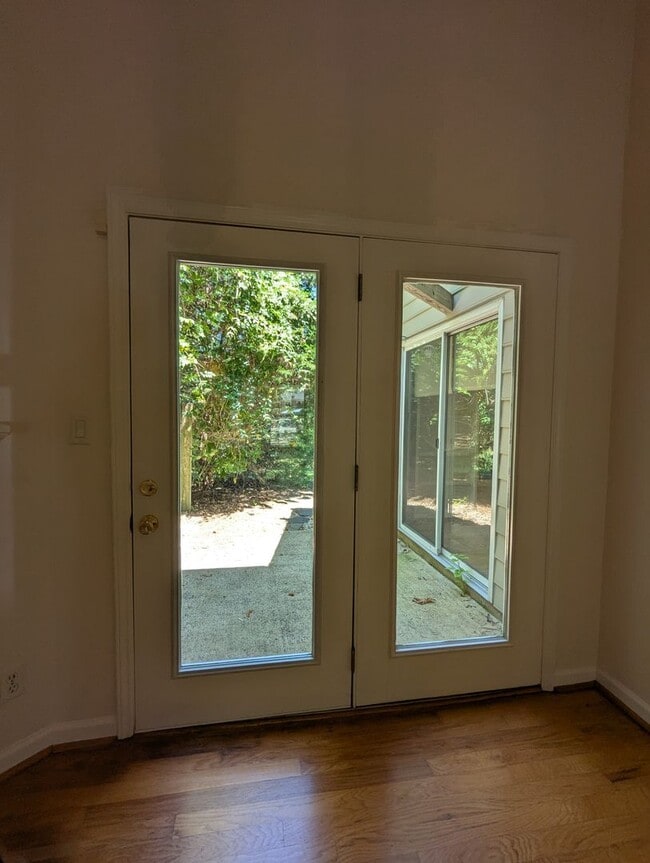 Building Photo - Beautiful townhouse with lakeside views, convenient to Chapel Hill and Durham!