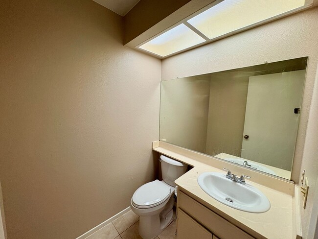 Building Photo - 3BR Oceanside Home Near Alamosa Park and G...