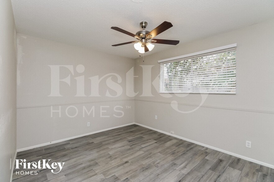 Building Photo - 2030 E Aspen Ave