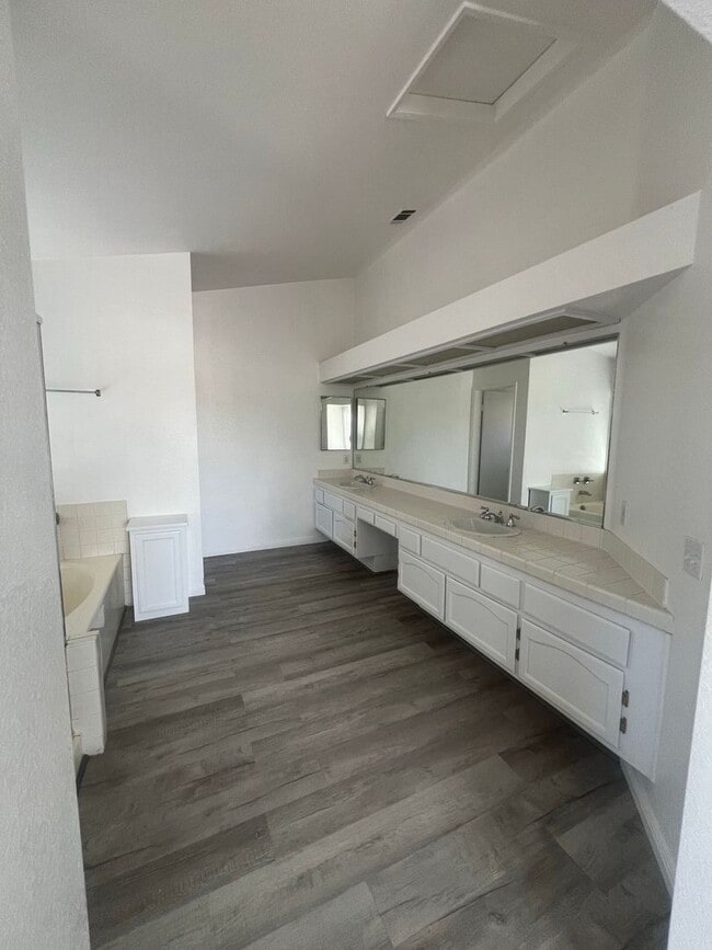 Building Photo - Welcome Home in the Desirable Orangecrest Community!
