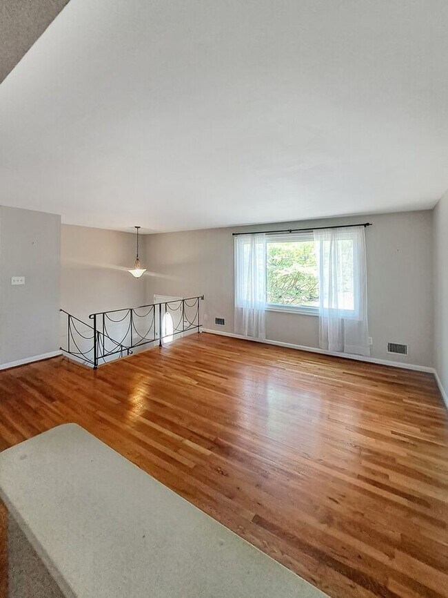 Building Photo - Coming Soon! Attractive Mid Century Modern...