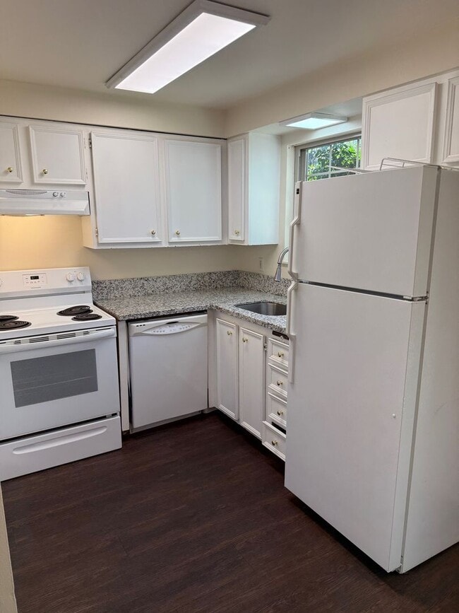 Building Photo - 739000