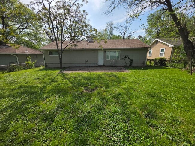 Building Photo - Charming 3-Bedroom Retreat with Spacious Backyard!