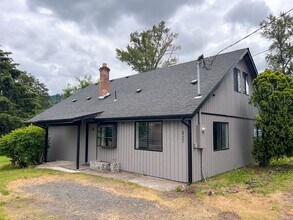 Building Photo - 3BD/2BA LARGE HOME IN LEBANON