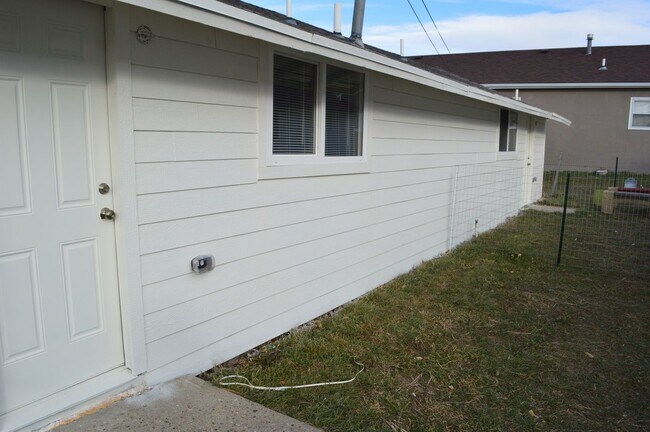 Building Photo - Centrally Located One Bedroom Duplex