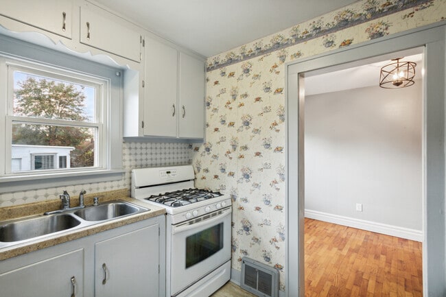 Building Photo - 629 St Clair Ave