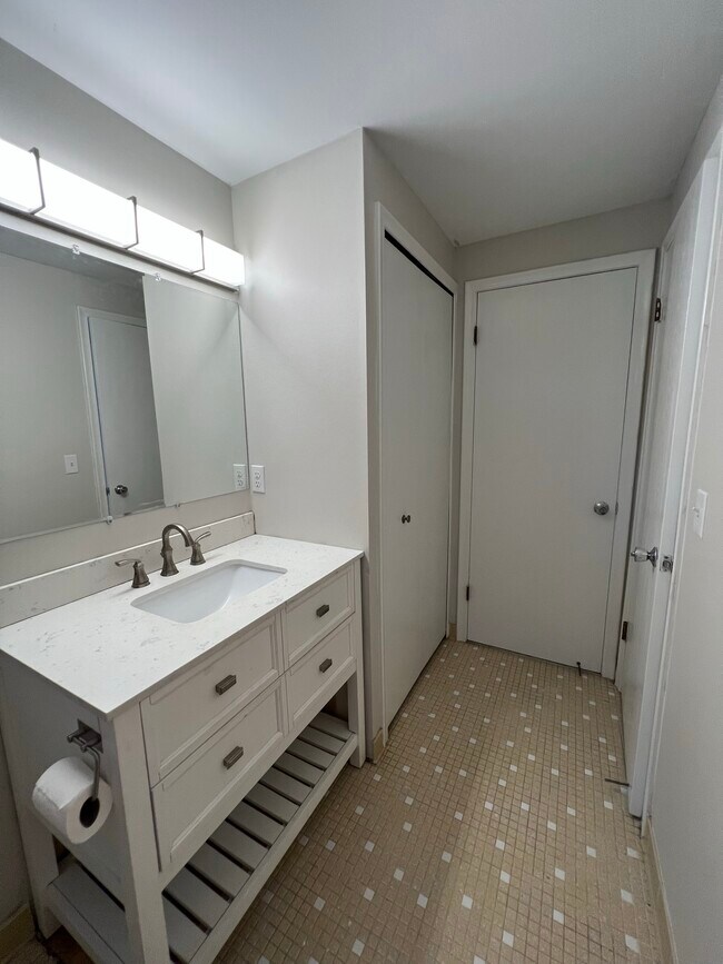 Building Photo - 1891 N Lake Dr