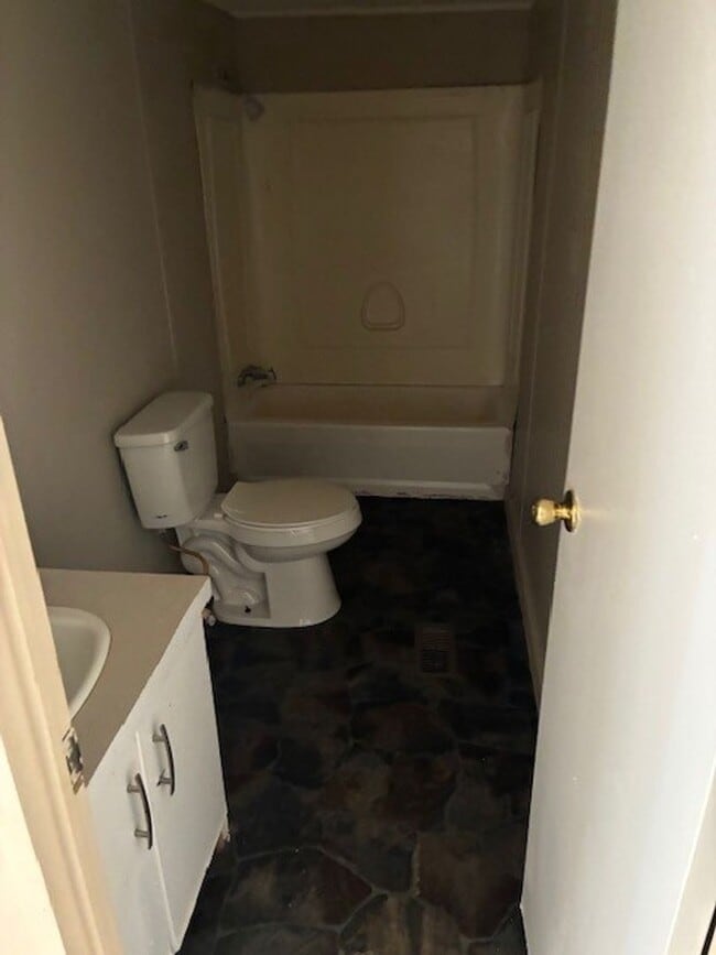 Building Photo - For Rent: 2 BD / 2 BA Home – Cedar Hill, TN