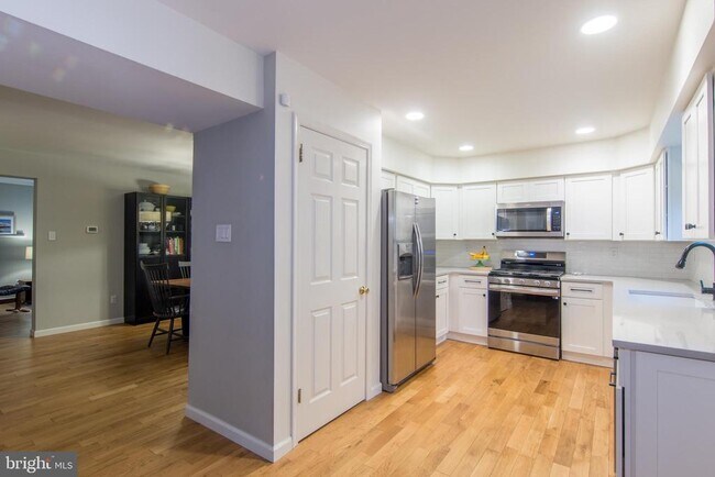Building Photo - 3738 Swetland Dr