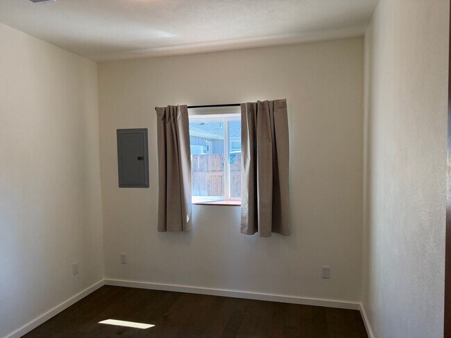 Building Photo - Beautiful 1 bedroom 1 bath unit in Springfield!