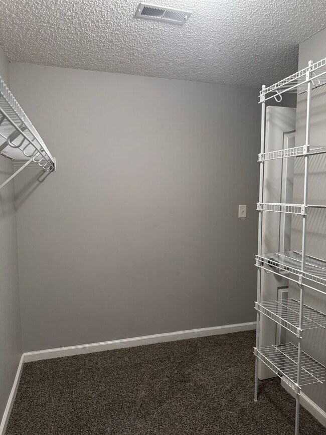 Building Photo - Almost 2000 sq.ft! Super Nice & Clean! 3 B...