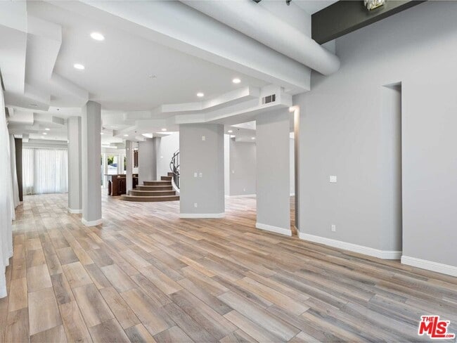 Building Photo - 112 Elm Dr