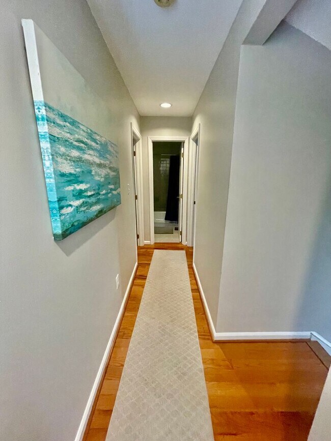 Building Photo - FULLY FURNISHED - PERFECT FOR THE COLLEGE ...