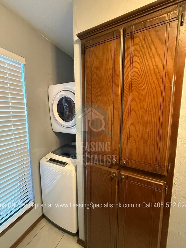 Building Photo - West Norman 2 Bed 1.5 Bath!