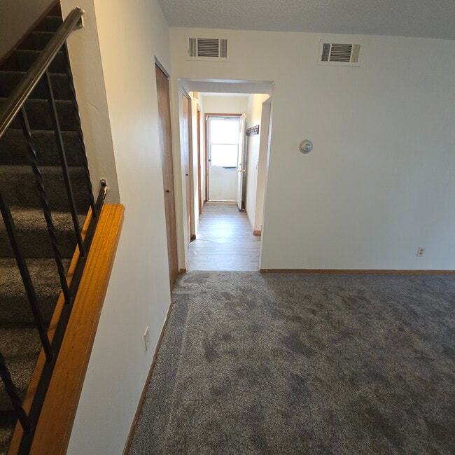 Building Photo - Colonial Estates Townhomes