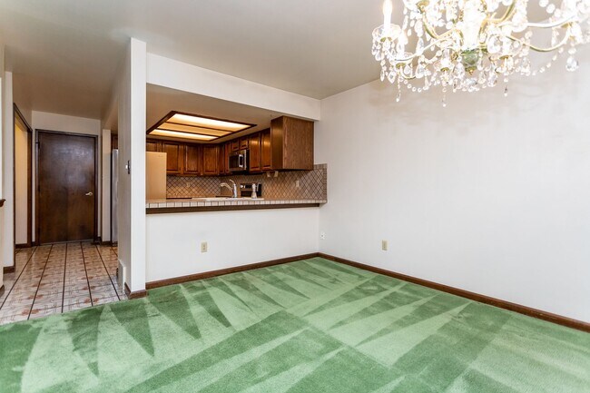 Building Photo - Charming home with Golf Course Views!!!