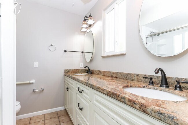 Building Photo - 2449 SE Aneci St