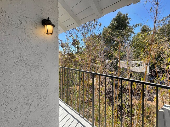 Building Photo - SD: Comfortable 2BD/2BA Condo in Golden Hill with A/C, Reserved Parking & In-Unit Laundry