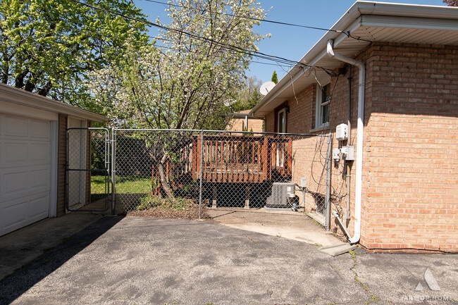 Building Photo - 9416 80th Ct