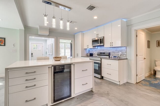 Building Photo - 372 Plum St