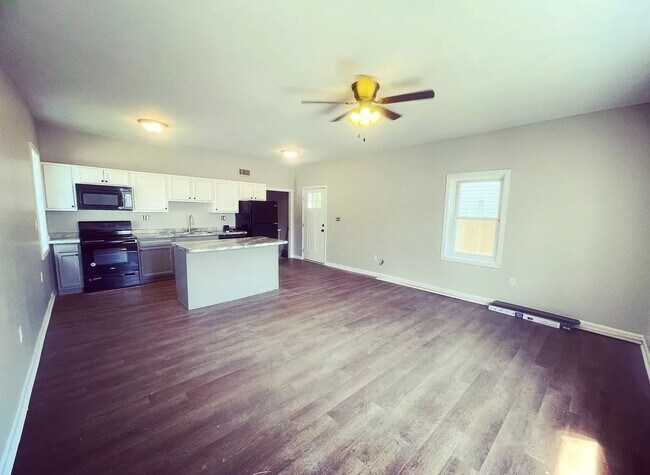 Building Photo - Charming All Brick Home!