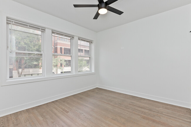 Building Photo - 2464 N Lincoln Ave