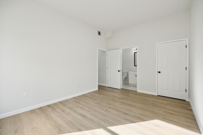 Building Photo - 422 New Hampshire St