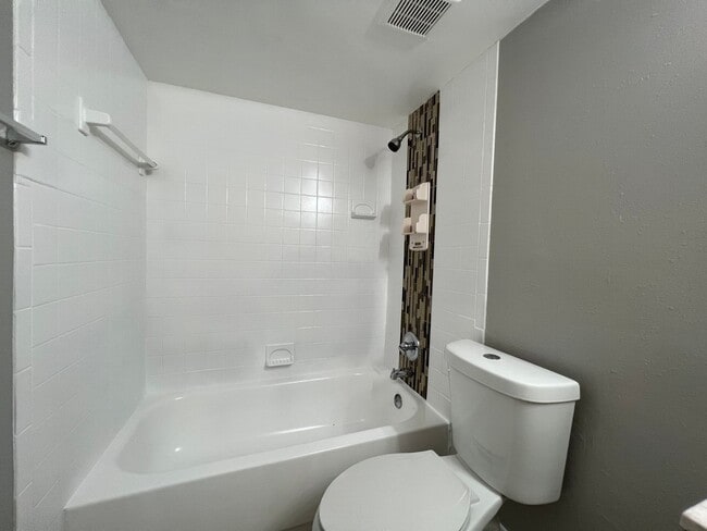 Building Photo - Altamonte Springs 1/1 Condo ~ Lakefront Community ~ Great Amenities!!