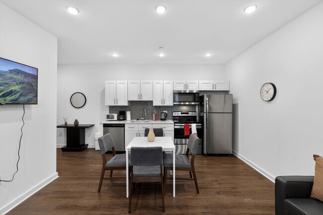 Building Photo - 1516 W Girard Ave