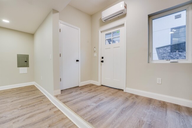 Building Photo - 172 MALLORY Ave