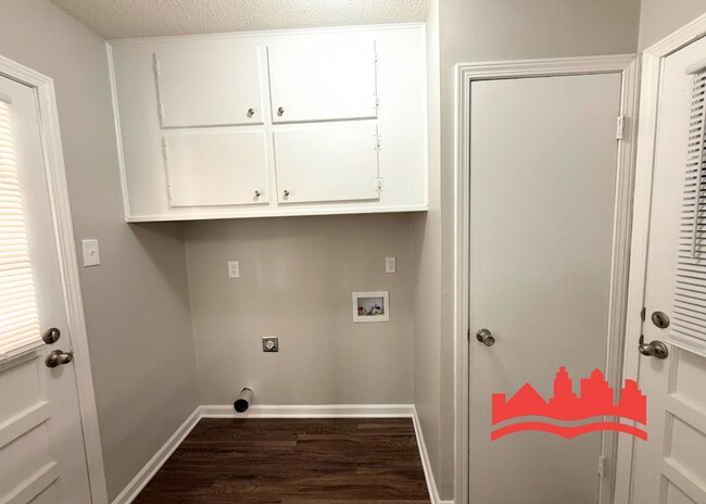 Building Photo - 2567 Thackery Dr