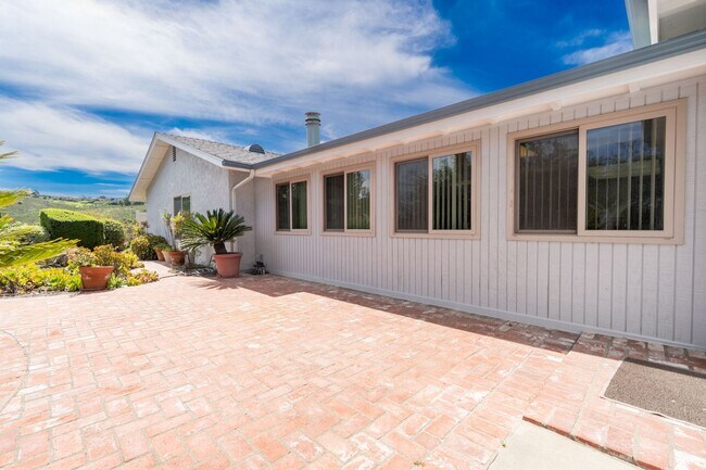 Building Photo - 6415 Lochmoor Dr