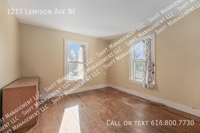Building Photo - 1213 Lewison Ave NE