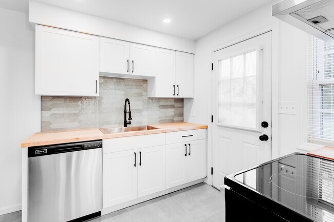 Building Photo - 148 Roselawn Ave NE