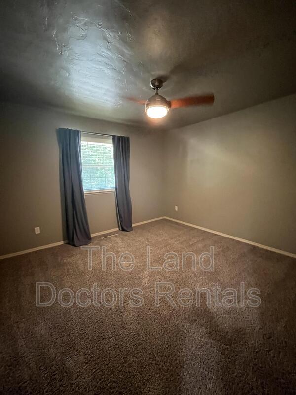 Building Photo - 412 S Country Club Road