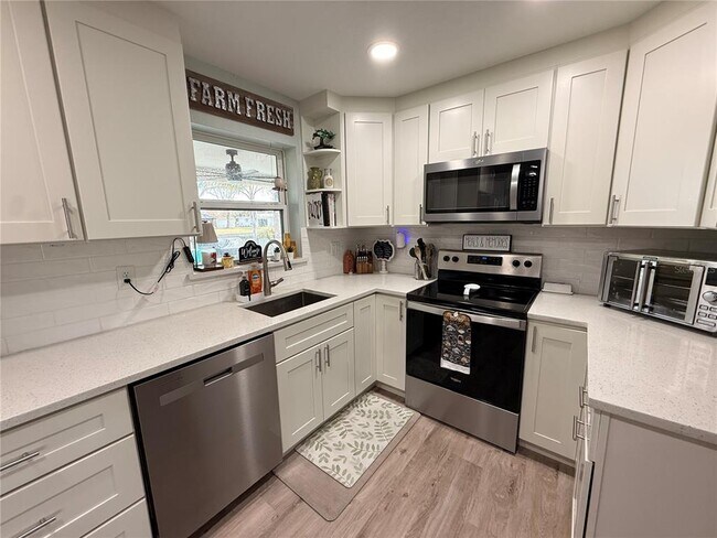 Building Photo - 360 Palm Cir