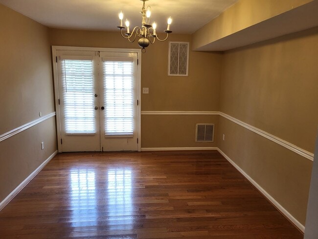 Building Photo - Downs1345-1347