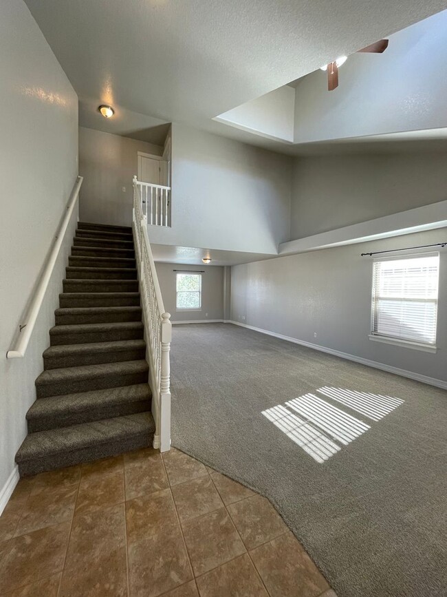 Building Photo - Start a Lease by 2/28/25 and pay $2,800 fo...