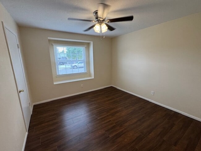Building Photo - Beautiful 3 bedroom 2 bath HOME . . .  Clo...