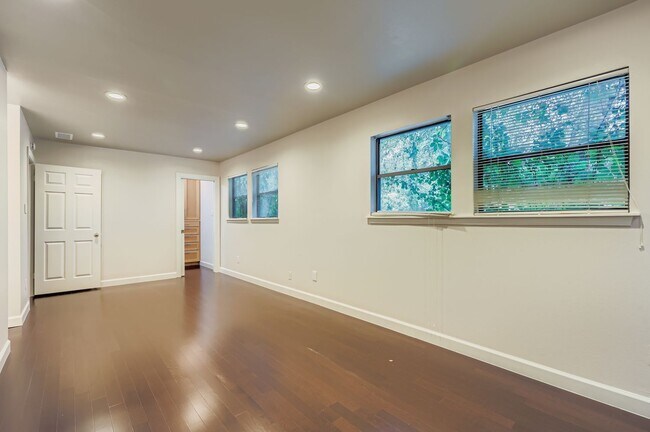 Building Photo - 8600 Tallwood Dr
