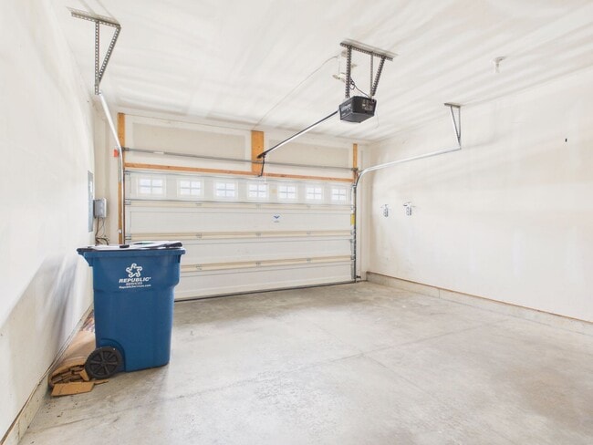 Building Photo - Spacious Townhouse on Mapleton Blvd.