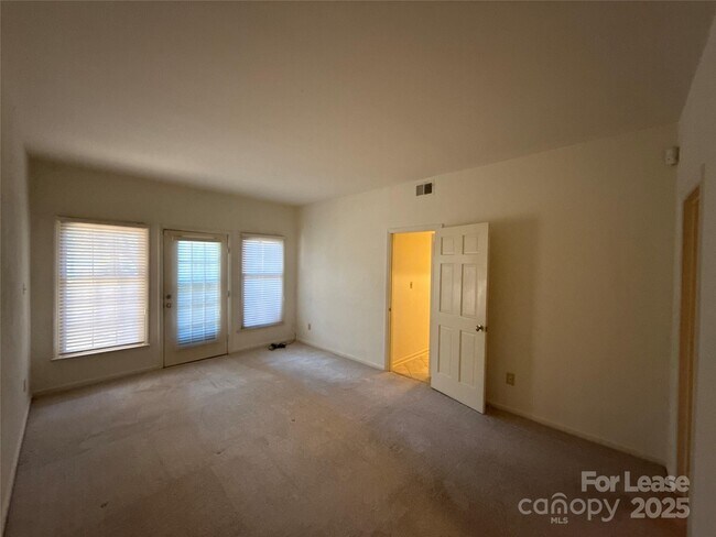 Building Photo - 1016 Queens Rd