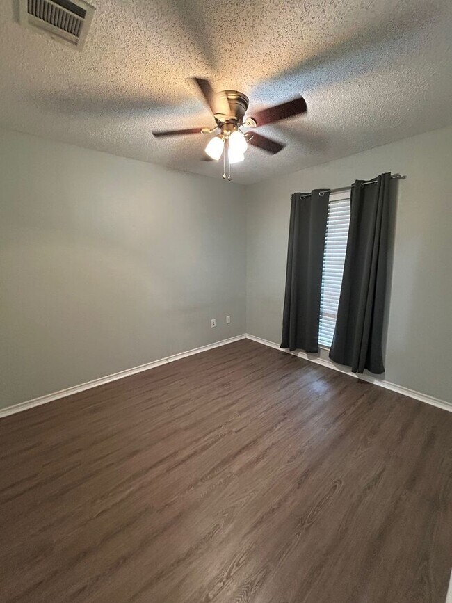 Building Photo - Updated Midway Corner Lot