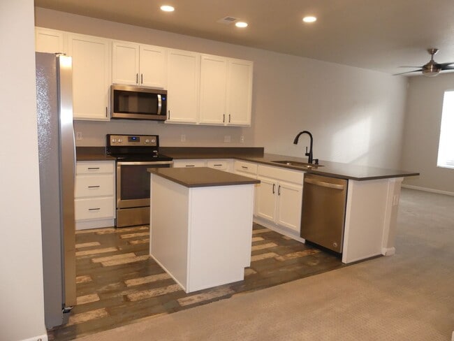 Building Photo - 3 Bedrooms! Close to the Mountains! 2 Car ...