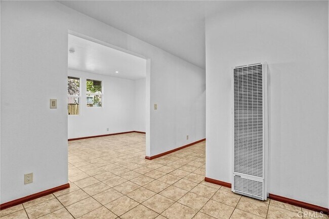 Building Photo - 313 N Hicks Ave