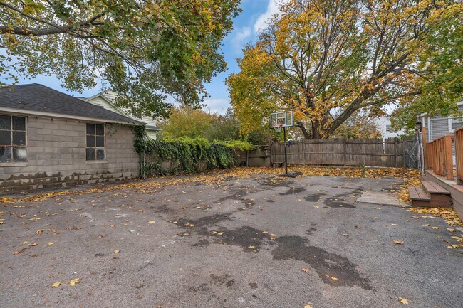 Building Photo - 107 Roosevelt St